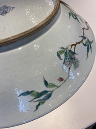 Grand plat en porcelaine de Chine famille rose &agrave; d&eacute;cor des 'neuf p&ecirc;ches', marque de Qianlong, 19&egrave;me