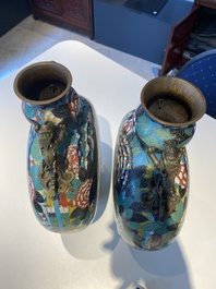 Een paar Chinese cloisonn&eacute; 'bianhu' vazen, Jiaqing