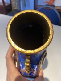 Een Chinese cloisonn&eacute; 'bianhu' vaas met Shou-karakters op gele en blauwe fondkleur, Jiaqing