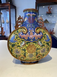 Vase de type 'bianhu' en &eacute;maux cloisonn&eacute;s &agrave; d&eacute;cor de caract&egrave;res Shou sur fonds bleu et jaune, Chine, Jiaqing