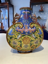 Een Chinese cloisonn&eacute; 'bianhu' vaas met Shou-karakters op gele en blauwe fondkleur, Jiaqing