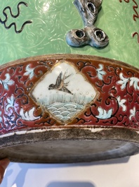 Een Chinese famille rose vissenkom met decor van antiquiteiten op een groene sgraffito fond, 19e eeuw