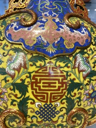 Een Chinese cloisonn&eacute; 'bianhu' vaas met Shou-karakters op gele en blauwe fondkleur, Jiaqing