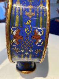 Een Chinese cloisonn&eacute; 'bianhu' vaas met Shou-karakters op gele en blauwe fondkleur, Jiaqing