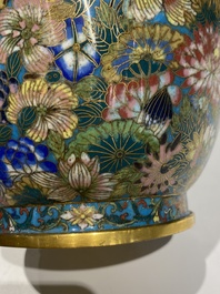 Een paar fraaie Chinese cloisonn&eacute; 'millefleurs' vazen, merk van het atelier De Cheng, Peking, 2e helft 19e eeuw