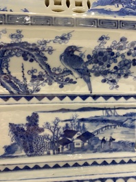 Grande garniture d'autel en porcelaine de Chine en bleu et blanc, 19&egrave;me