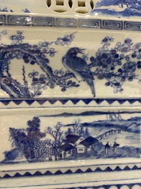 Grande garniture d'autel en porcelaine de Chine en bleu et blanc, 19&egrave;me