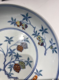 Belle coupe en porcelaine de Chine doucai &agrave; d&eacute;cor de fruits, Kangxi