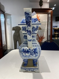 Grande garniture d'autel en porcelaine de Chine en bleu et blanc, 19&egrave;me