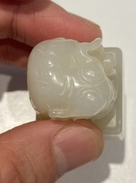 Deux sceaux sculpt&eacute;s en jade blanc en forme d'&eacute;l&eacute;phant aux caract&egrave;res Wen Yuan Ge Bao 文渊阁寳 et Wen Hua Dian Bao 文華殿寶, Chine, Qing