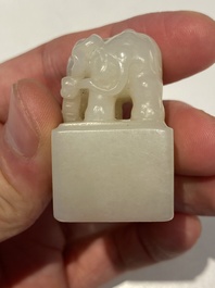 Deux sceaux sculpt&eacute;s en jade blanc en forme d'&eacute;l&eacute;phant aux caract&egrave;res Wen Yuan Ge Bao 文渊阁寳 et Wen Hua Dian Bao 文華殿寶, Chine, Qing