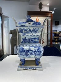 Grande garniture d'autel en porcelaine de Chine en bleu et blanc, 19&egrave;me