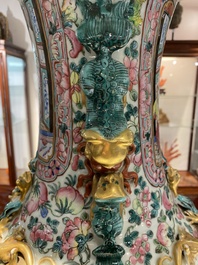 Grand vase en porcelaine de Chine famille rose &agrave; d&eacute;cor de sc&egrave;nes de palais, 19&egrave;me