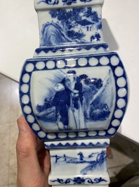 Grande garniture d'autel en porcelaine de Chine en bleu et blanc, 19&egrave;me