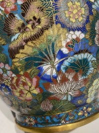 Paire de vases &agrave; d&eacute;cor 'millefleurs' en &eacute;maux cloisonn&eacute;s, Chine, marque de l'atelier De Cheng, P&eacute;kin, 2&egrave;me moiti&eacute; du 19&egrave;me