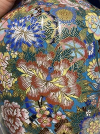 Een paar fraaie Chinese cloisonn&eacute; 'millefleurs' vazen, merk van het atelier De Cheng, Peking, 2e helft 19e eeuw