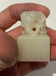 Deux sceaux sculpt&eacute;s en jade blanc en forme d'&eacute;l&eacute;phant aux caract&egrave;res Wen Yuan Ge Bao 文渊阁寳 et Wen Hua Dian Bao 文華殿寶, Chine, Qing