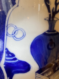 Paire de vases de forme rouleau en porcelaine de Chine en bleu, blanc et rouge de cuivre sur bleu poudr&eacute; aux montures en bronze dor&eacute;, Kangxi et 19&egrave;me