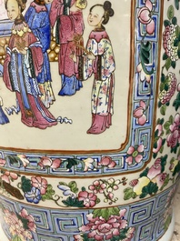 Paire de tr&egrave;s grands vases en porcelaine de Chine famille rose, 19&egrave;me