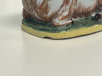 Paire de terrines en forme de li&egrave;vres en fa&iuml;ence polychrome de Delft, 18&egrave;me