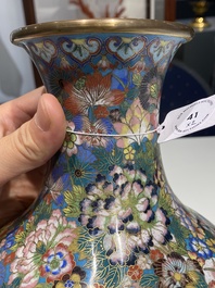 Een paar fraaie Chinese cloisonn&eacute; 'millefleurs' vazen, merk van het atelier De Cheng, Peking, 2e helft 19e eeuw