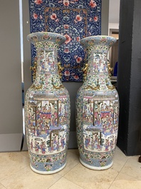 Paire de tr&egrave;s grands vases en porcelaine de Chine famille rose, 19&egrave;me