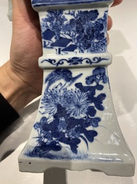 Grande garniture d'autel en porcelaine de Chine en bleu et blanc, 19&egrave;me