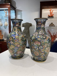 Paire de vases &agrave; d&eacute;cor 'millefleurs' en &eacute;maux cloisonn&eacute;s, Chine, marque de l'atelier De Cheng, P&eacute;kin, 2&egrave;me moiti&eacute; du 19&egrave;me