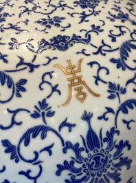 Een grote ronde Chinese dekseldoos met overglazuur blauw lotusdecor, Guangxu merk en periode