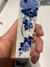 Grande garniture d'autel en porcelaine de Chine en bleu et blanc, 19&egrave;me