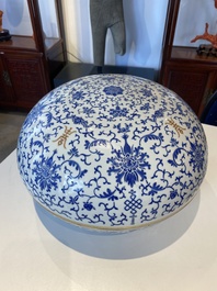 Een grote ronde Chinese dekseldoos met overglazuur blauw lotusdecor, Guangxu merk en periode