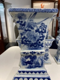 Grande garniture d'autel en porcelaine de Chine en bleu et blanc, 19&egrave;me