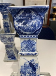 Grande garniture d'autel en porcelaine de Chine en bleu et blanc, 19&egrave;me