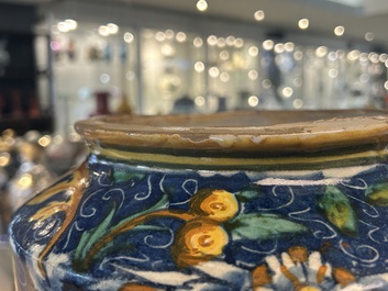 Een zeer grote en verfijnde Italiaanse majolica albarello met een soldaat in gevechtsuitrusting, atelier Maestro Domenico, Veneti&euml;, ca. 1540-1550