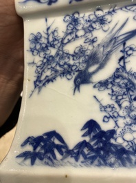 Grande garniture d'autel en porcelaine de Chine en bleu et blanc, 19&egrave;me