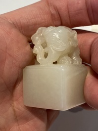 Deux sceaux sculpt&eacute;s en jade blanc en forme d'&eacute;l&eacute;phant aux caract&egrave;res Wen Yuan Ge Bao 文渊阁寳 et Wen Hua Dian Bao 文華殿寶, Chine, Qing