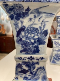 Grande garniture d'autel en porcelaine de Chine en bleu et blanc, 19&egrave;me
