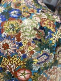 Een paar fraaie Chinese cloisonn&eacute; 'millefleurs' vazen, merk van het atelier De Cheng, Peking, 2e helft 19e eeuw