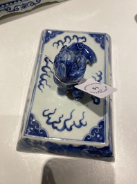 Grande garniture d'autel en porcelaine de Chine en bleu et blanc, 19&egrave;me