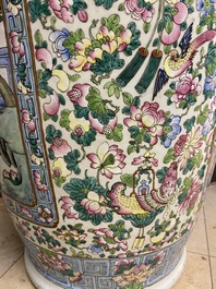 Paire de tr&egrave;s grands vases en porcelaine de Chine famille rose, 19&egrave;me