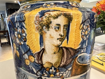 Een zeer grote en verfijnde Italiaanse majolica albarello met een soldaat in gevechtsuitrusting, atelier Maestro Domenico, Veneti&euml;, ca. 1540-1550