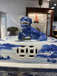 Grande garniture d'autel en porcelaine de Chine en bleu et blanc, 19&egrave;me