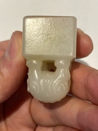 Deux sceaux sculpt&eacute;s en jade blanc en forme d'&eacute;l&eacute;phant aux caract&egrave;res Wen Yuan Ge Bao 文渊阁寳 et Wen Hua Dian Bao 文華殿寶, Chine, Qing