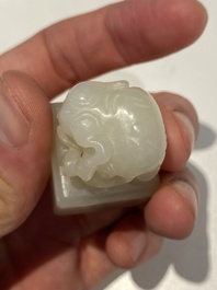 Deux sceaux sculpt&eacute;s en jade blanc en forme d'&eacute;l&eacute;phant aux caract&egrave;res Wen Yuan Ge Bao 文渊阁寳 et Wen Hua Dian Bao 文華殿寶, Chine, Qing