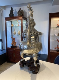 A large Chinese silver tripod censer, Shanghai Xinfengxiang 上海新鳳祥 mark, dated 1925
