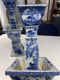 Grande garniture d'autel en porcelaine de Chine en bleu et blanc, 19&egrave;me