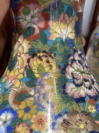 Een paar fraaie Chinese cloisonn&eacute; 'millefleurs' vazen, merk van het atelier De Cheng, Peking, 2e helft 19e eeuw