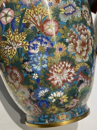 Paire de vases &agrave; d&eacute;cor 'millefleurs' en &eacute;maux cloisonn&eacute;s, Chine, marque de l'atelier De Cheng, P&eacute;kin, 2&egrave;me moiti&eacute; du 19&egrave;me