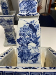 Grande garniture d'autel en porcelaine de Chine en bleu et blanc, 19&egrave;me