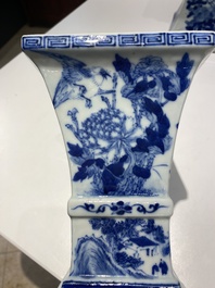 Grande garniture d'autel en porcelaine de Chine en bleu et blanc, 19&egrave;me